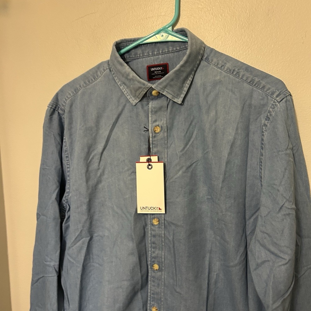 UNTUCKit Shirt Mens M Blue Chambray Reg Fit Button Up Long Sleeve New - Picture 3 of 8